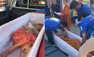 ताबूत में 'जिंदा' हो उठी महिला...चिता जलाने से ठीक पहले सुनाई दी दिल ...