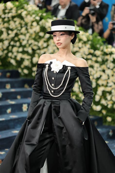 Jennie "tuyệt đối điện ảnh" tại Met Gala: Hết bị chê bai lạc chủ đề ...