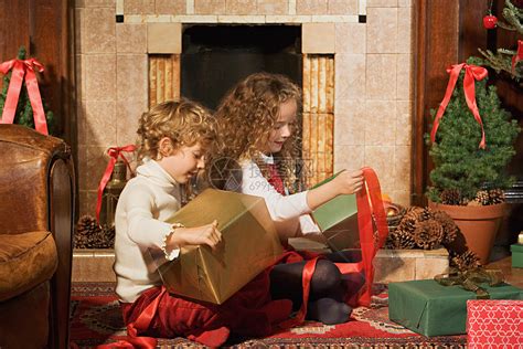 圣诞树下幸福的家庭图片-一个家庭正在打开他们的礼物素材-高清图片-摄影照片-寻图免费打包下载