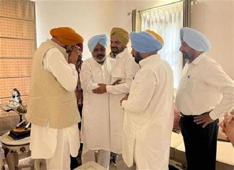 मूसेवाला के घर पहुंचे हरपाल चीमा और कुलदीप धालीवाल, पिता से किया दुख ...