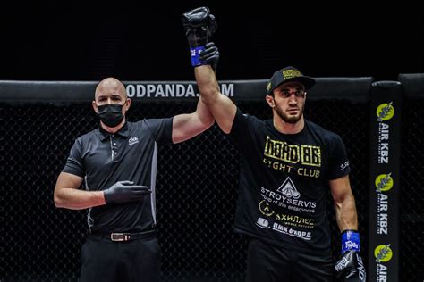 बेबुलट इसाएव ने मिहायलो केकोयविच को नॉकआउट कर रिकॉर्ड जीत अपने नाम की ...