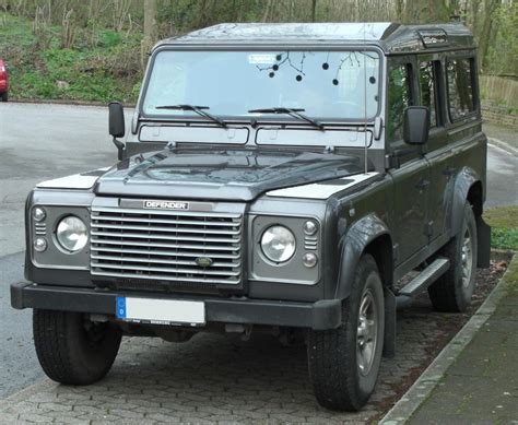 File:Land Rover Defender front.jpg - Wikimedia Commons