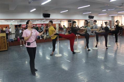 许昌市教育局领导到我校观看职教活动周舞蹈彩排活动-许昌职业技术学院