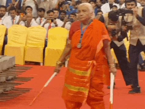Akshay Kumar hugs 88-year-old martial artist in Surat; Shanta Ba’s ...