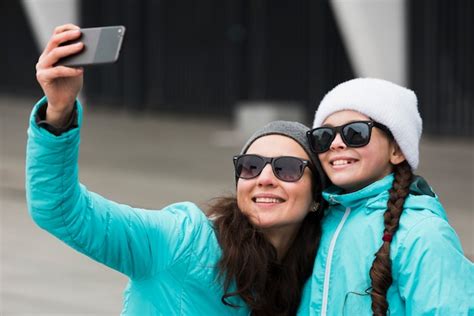 Mutter und Tochter machen Selfie | Kostenlose Foto