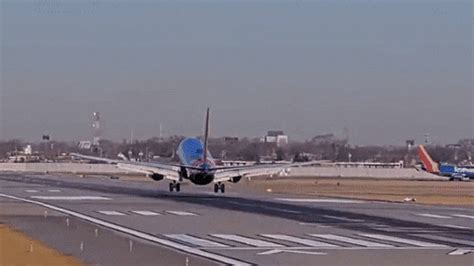 Video Captures Dramatic Moment Passenger Plane Aborts Landing To Avoid ...