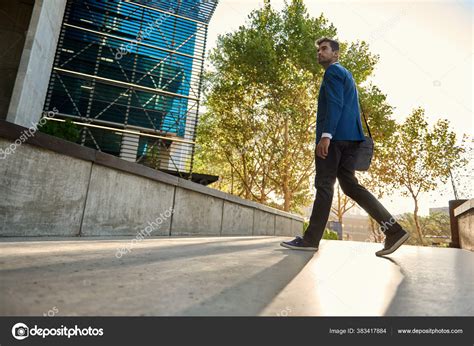 Businessman Walking 的图像结果