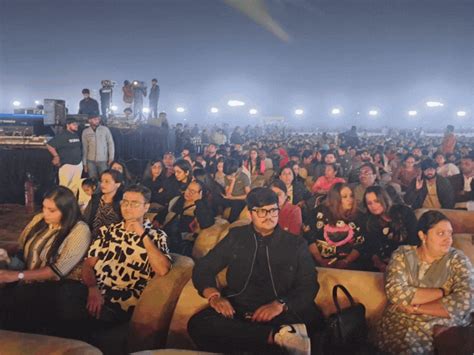 Bollywood singers enjoyed the fun of Fafda Jalebi-Thepla in Rajkot ...