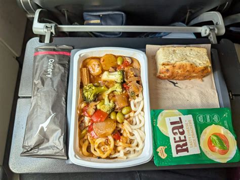 Qantas Economy Food Review 2025: New Service Worth The Hype?