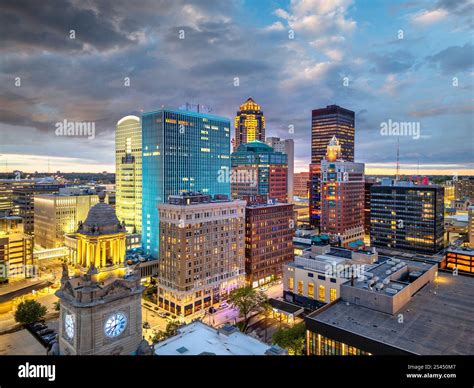 Des moines night aerial view hi-res stock photography and images - Alamy