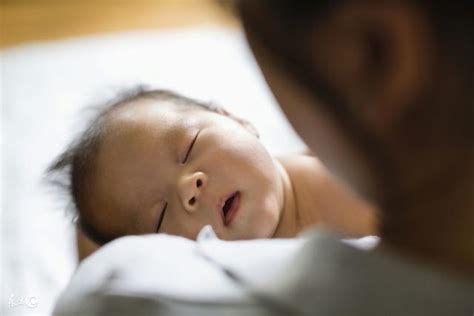 新生儿“频频夜醒”，不一定是因为想吃奶，很可能是这三个原因！_宝宝