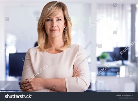 Attractive Woman Business Casual 的图像结果