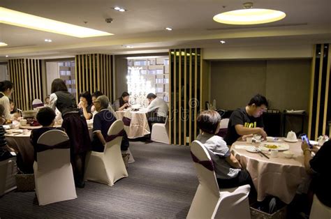 中国餐馆-厨师在厨房里 编辑类图片. 图片 包括有 烹调, 膳食, 午餐, 空白, 承办酒席, 餐馆, 汉语 - 28317915