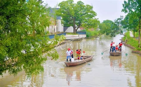 浙江台州：清理河面 确保畅通-人民图片网