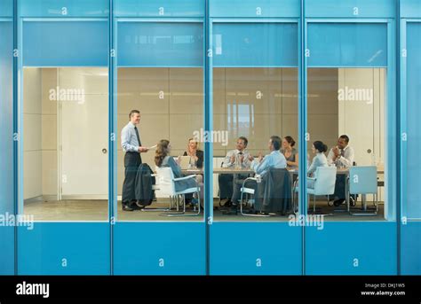 Business People Talking 的图像结果