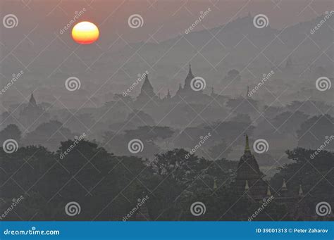 Tempie Di Bagan Con Alba. Il Myanmar (Birmania). Immagine Stock ...