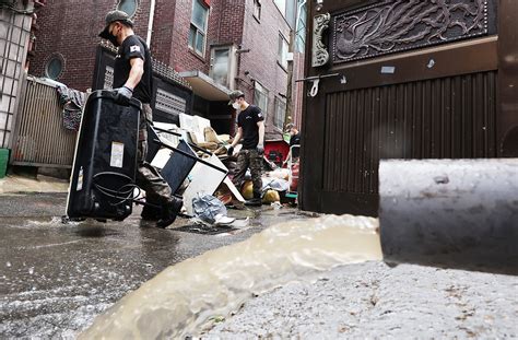 韩国首尔遭遇百年一遇暴雨：1000多辆汽车被淹 多人死亡_凤凰网资讯_凤凰网