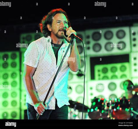 Eddie vedder 90s hi-res stock photography and images - Alamy