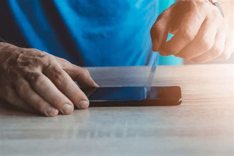 How to Remove Cell Phone Screen Protector 的图像结果