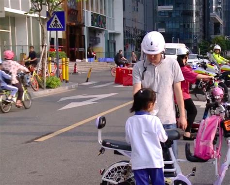 骑电动车载娃不给戴头盔，1020位“熊”家长被交警记录_读特新闻客户端