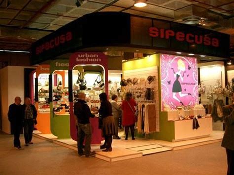 AMK: Customer Reviews, Stands and Services