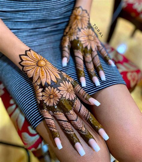40+ Best Finger Mehndi Designs in 2025
