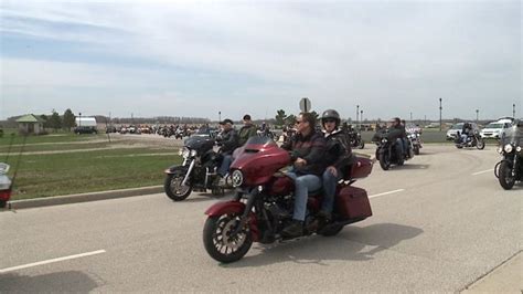 Hundreds of classic cars, hot rods embark on 70-mile social distance ...