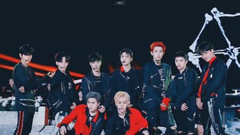 【高清】韩国男团EXO专辑《XOXO》首发 12名成员毕业照海报曝光