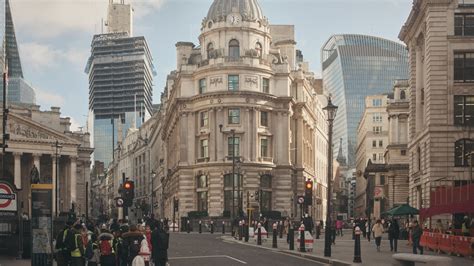 In Central London, a Big Bet on a Return to the Office - The New York Times