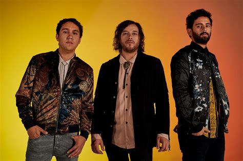 NO TE PUEDO OLVIDAR (Lyrics in English) - Camilo Séptimo