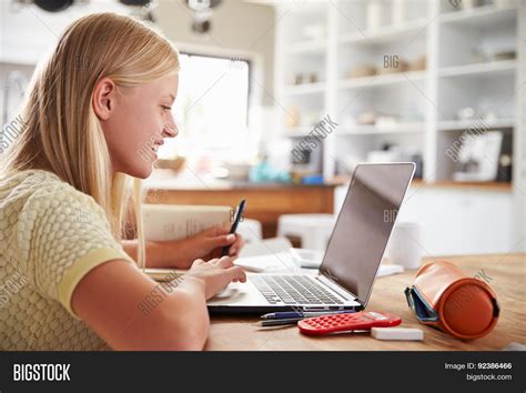 Girl Using Computer 的图像结果