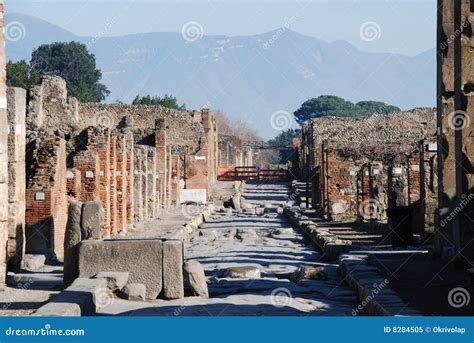 庞贝城是文明古迹，它被火山覆盖后，里面的文物都是千年前的样子_腾讯新闻