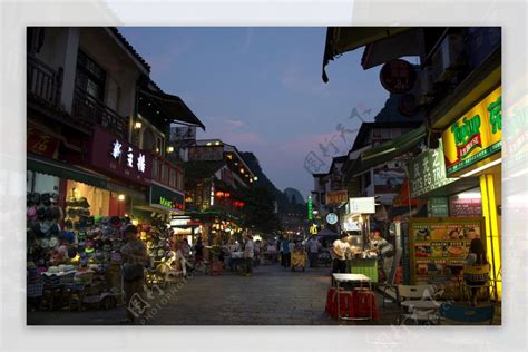 桂林阳朔西街又称“洋人街”,老外随处可见,是什么让他们着迷?