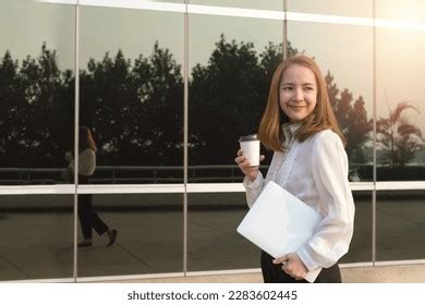 Business Women Going to Work 的图像结果