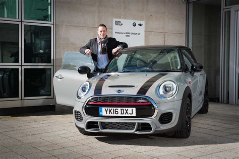 MINI UK SIGNS BRITISH RACING DRIVER