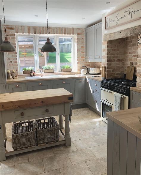 10 Relaxed, Rustic, Farmhouse-Style Kitchen Tile Ideas