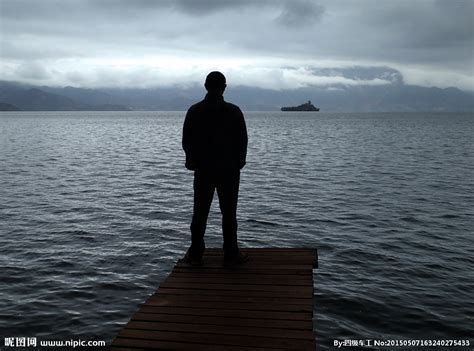 伤感图片风景背影_伊卟图库