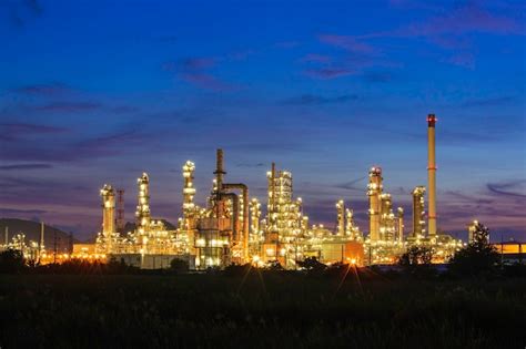 Refinaria de petróleo e planta e coluna de torre da indústria ...