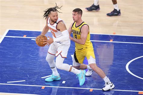 New York Knicks guard Jalen Brunson (11) controls the ball against ...