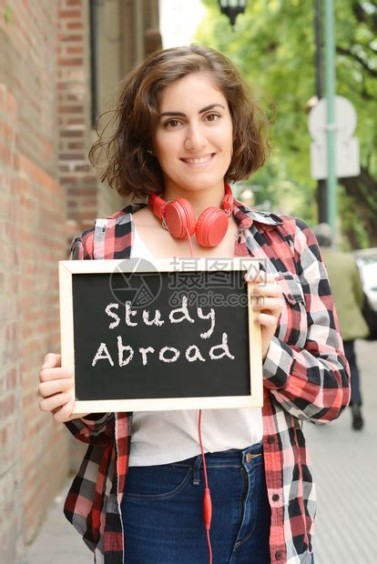 出国留学漂亮的女子在做户外教育理念高清图片下载-正版图片303371974-摄图网