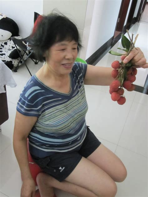 67岁香港戏骨在内地农村赶集！坐路边吃豆浆油条，两鬓斑白接地气_腾讯新闻