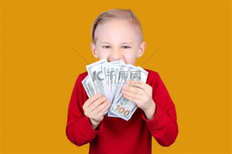 一个快乐的孩子手里拿着钱高清摄影大图-千库网