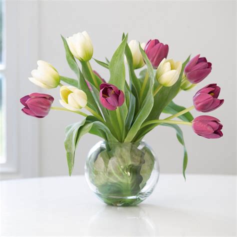 Online Beautiful Mixed Tulips Glass Vase Gift Delivery in UAE - Ferns N ...