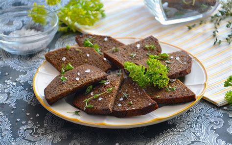 Гренки из черного хлеба с чесноком на сковороде рецепт фото пошагово и ...