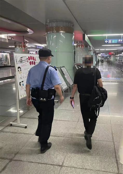 男子醉酒后在地铁站迷路，武汉轨道警务人员暖心送其回家 | 极目新闻