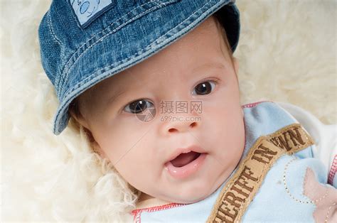 特伦迪新生儿男孩儿子帽子蓝色孩子衣服婴儿男生牛仔布童年牛仔裤高清图片下载-正版图片320467384-摄图网