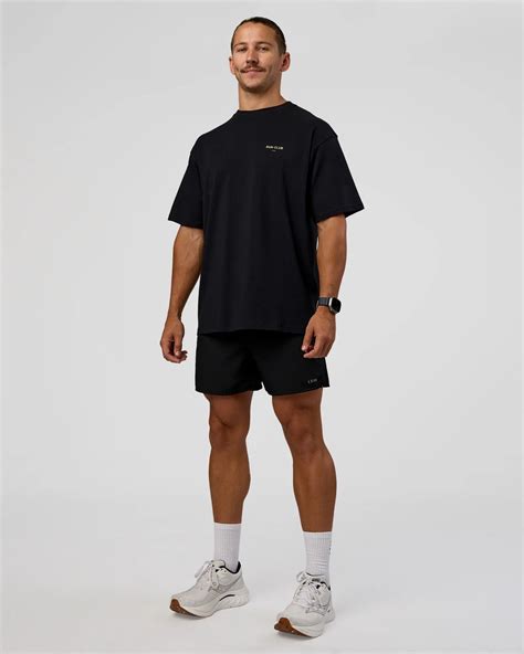 https://www.lskd.co/cdn/shop/files/M-Model-Run-Club-FLXCotton-Tee-Oversize-Black-Yellow-Fizz-2.webp?v=1768787639&width=1560