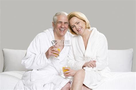 中年夫妇图片-坐着休息喝饮料的中年夫妇素材-高清图片-摄影照片-寻图免费打包下载