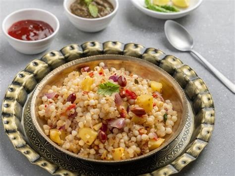Non Sticky Sabudana Khichadi Recipe : দানা থাকবে একেবারে মুক্তোর মতো ...