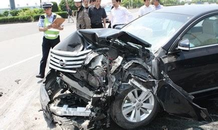 江苏车祸 价值三百万奥迪A8L被撞|交通事故 - 驾照网